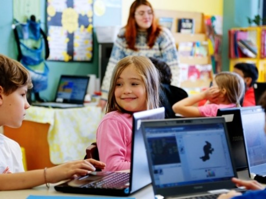 Computer teach children. Детский учебный компьютер на трех языках children learning. обучение за компьютерами 21 век. планшеты зачем в школе. kids coding.