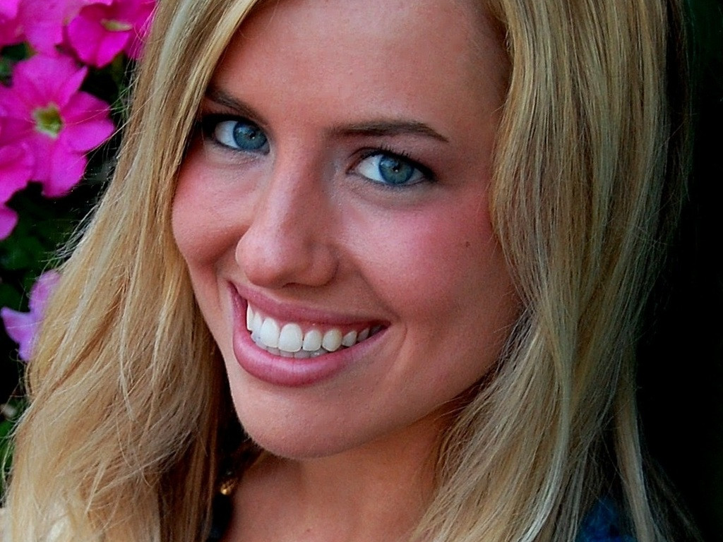 Helen Wells Photo Shoot Indiegogo