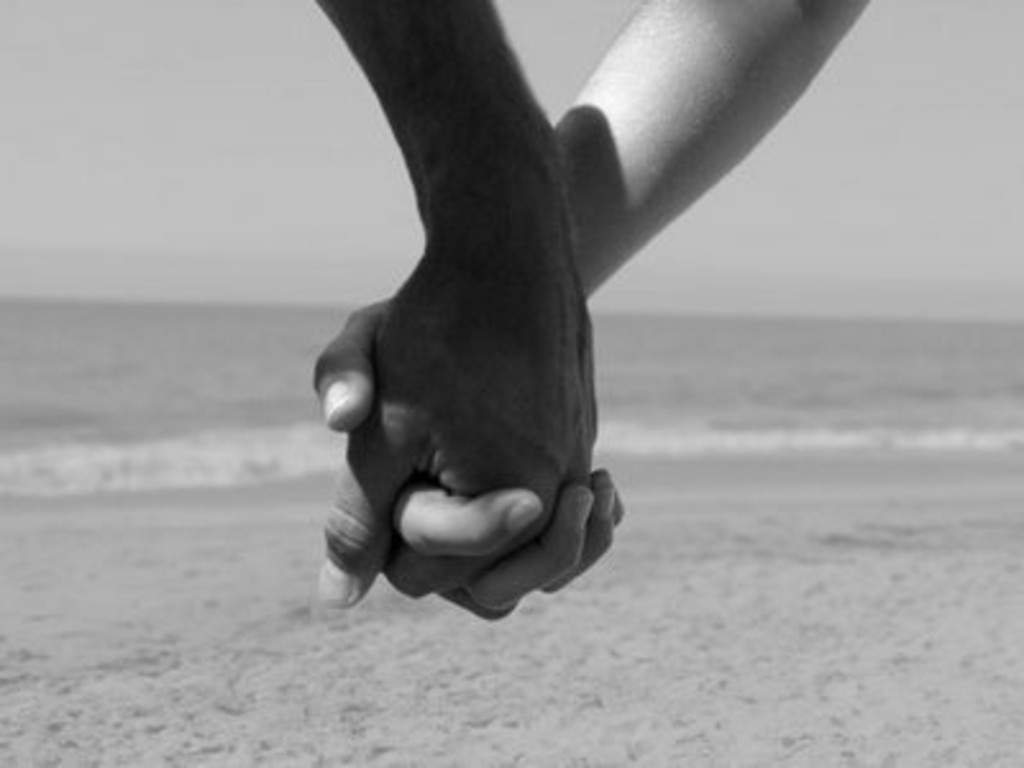 Поедем в две руки. Рука в руке на фоне моря. Руки влюбленных. Держась за руки. Держатся за руки на фоне моря.