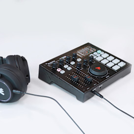 MAONOCASTER: An All-In-One Home Podcast Studio