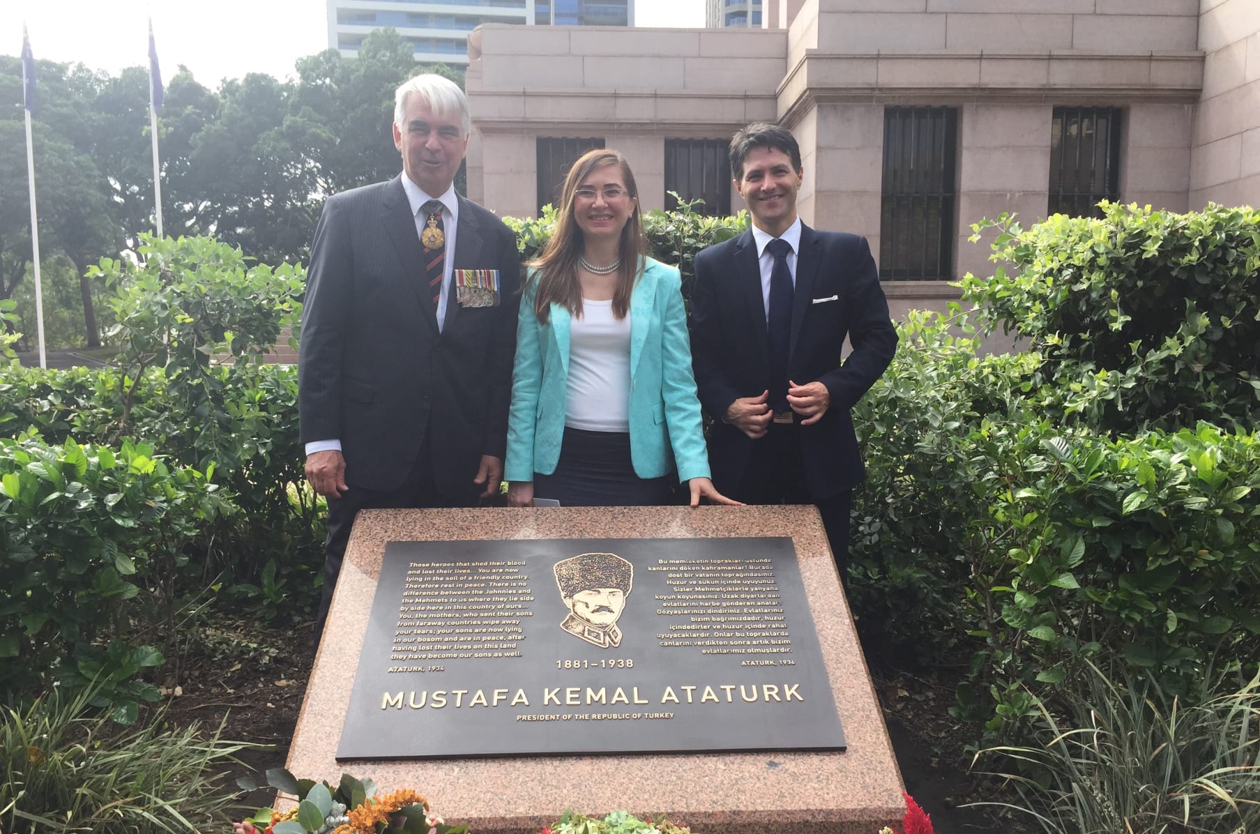 anzac gununde turkish forum standi