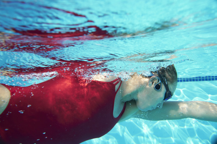 精鋭選手のトレーニングにも最適な水中でもクリアなサウンドを楽しむ事ができるワイヤレス骨伝導イヤホン Zygo Kura Base