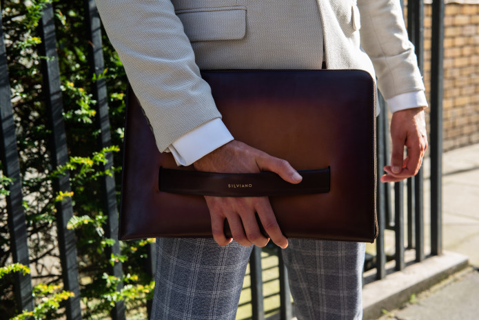 Silviano: The worlds Smartest laptop Sleeve | Indiegogo