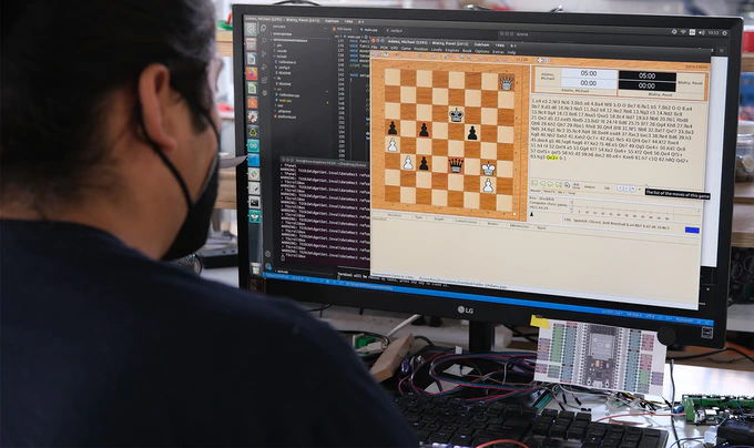 Kickstarter 🚀 Phantom: The robotic chess board made of real wood