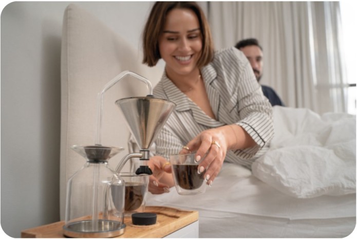 Barisieur 2.0: an alarm clock that makes us coffee or tea and wirelessly  charges the device.