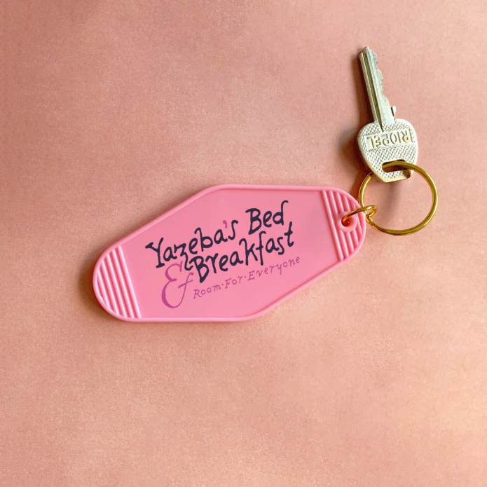 Mockup of a pink hotel keychain with the Yazeba's logo